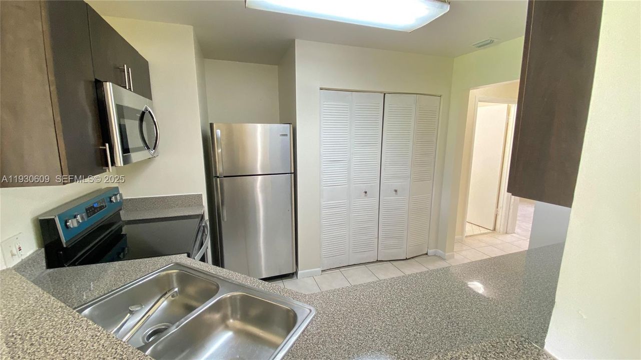 For Sale: $195,000 (2 beds, 2 baths, 1020 Square Feet)