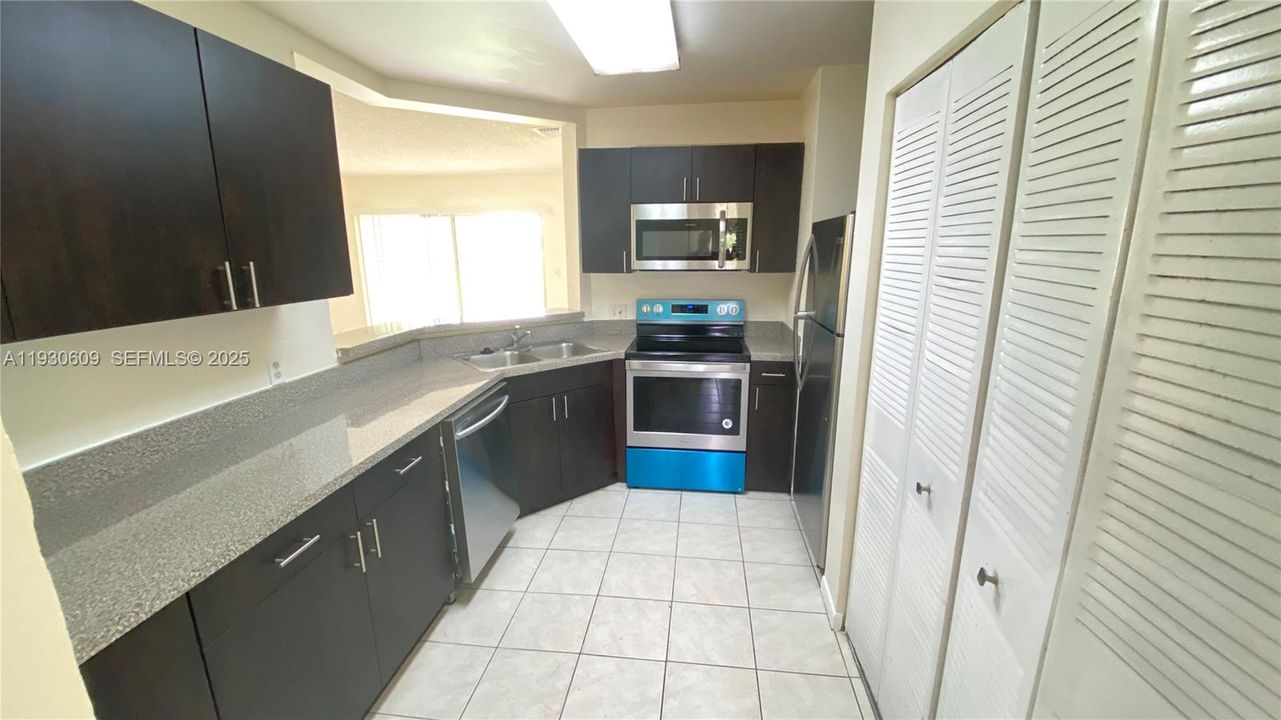 For Sale: $195,000 (2 beds, 2 baths, 1020 Square Feet)