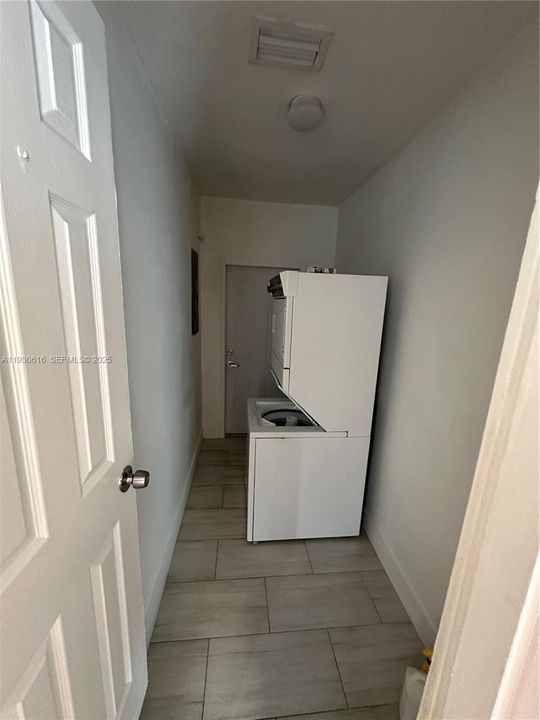 For Rent: $2,600 (2 beds, 1 baths, 966 Square Feet)