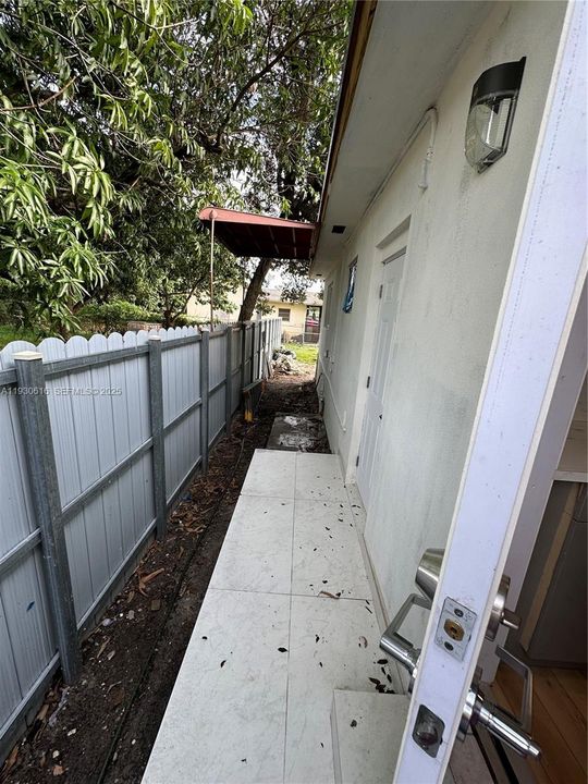 For Rent: $2,600 (2 beds, 1 baths, 966 Square Feet)