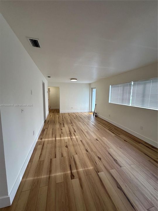 For Rent: $2,600 (2 beds, 1 baths, 966 Square Feet)