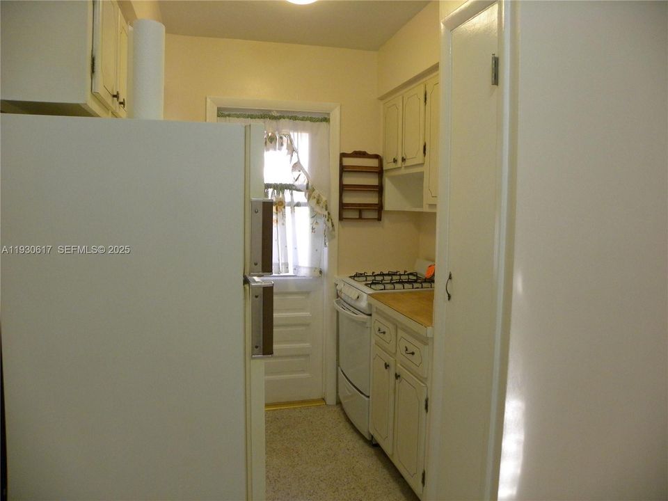 For Rent: $1,850 (2 beds, 1 baths, 670 Square Feet)