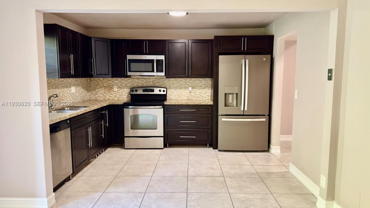 En Renta: $2,660 (3 camas, 2 baños, 1500 Pies cuadrados)