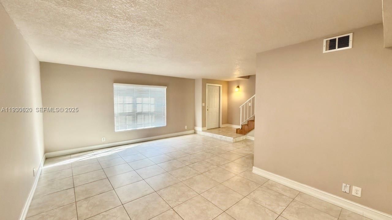 En Renta: $2,660 (3 camas, 2 baños, 1500 Pies cuadrados)