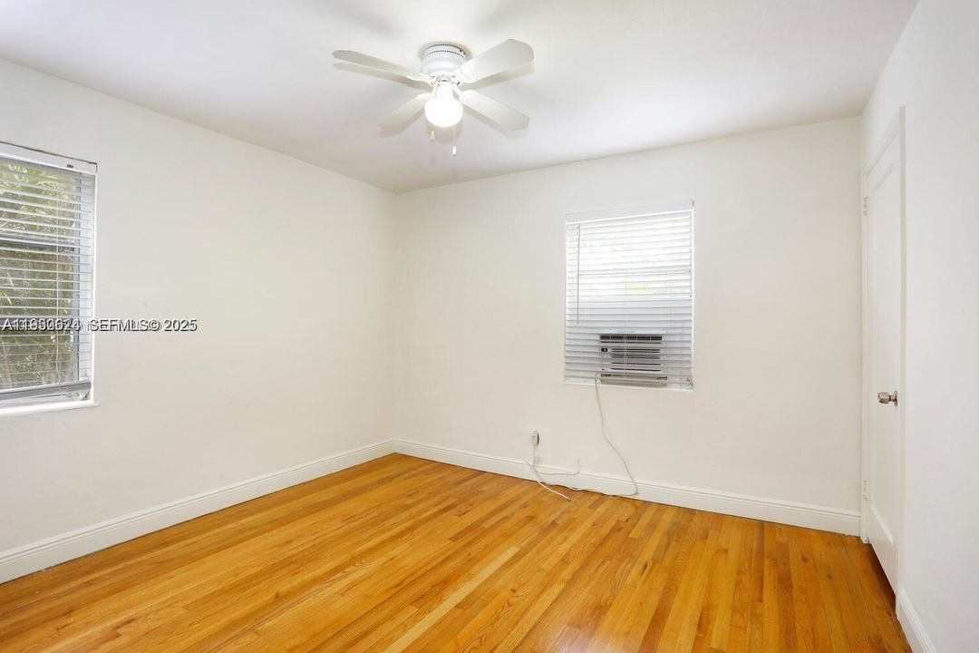 出租: $2,200 (2 贝兹, 1 浴室, 884 平方英尺)