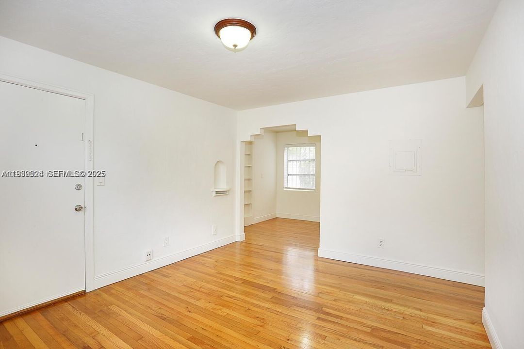 出租: $2,200 (2 贝兹, 1 浴室, 884 平方英尺)