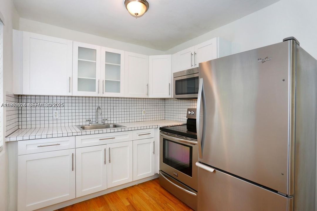 出租: $2,200 (2 贝兹, 1 浴室, 884 平方英尺)