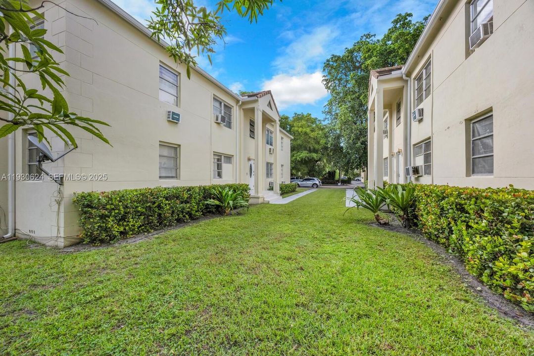Only 3.4 miles to the Miami Int' airport. Coral Gables, a wonderful central Miami location.