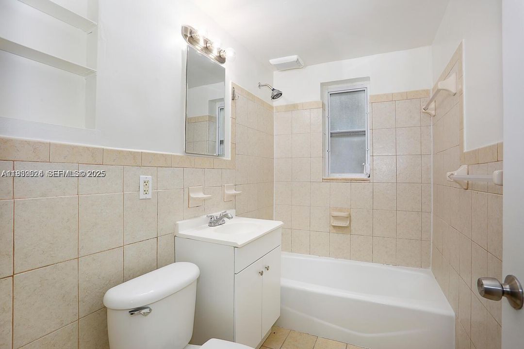 出租: $2,200 (2 贝兹, 1 浴室, 884 平方英尺)