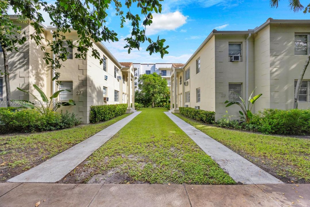 Close to Miracle Mile. Enjoy Coral Gables. Excellent Miami location. 6.8 miles to Brickell City Centre.