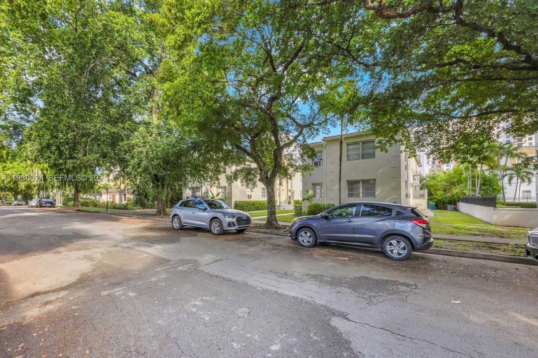 Peaceful neighborhood in Coral Gables. Only 6.8 miles to Brickell City Centre area.