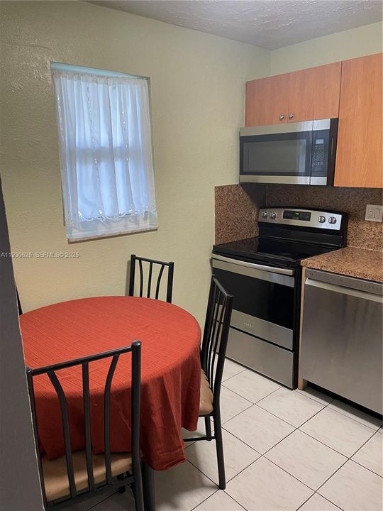 For Rent: $2,000 (2 beds, 2 baths, 918 Square Feet)