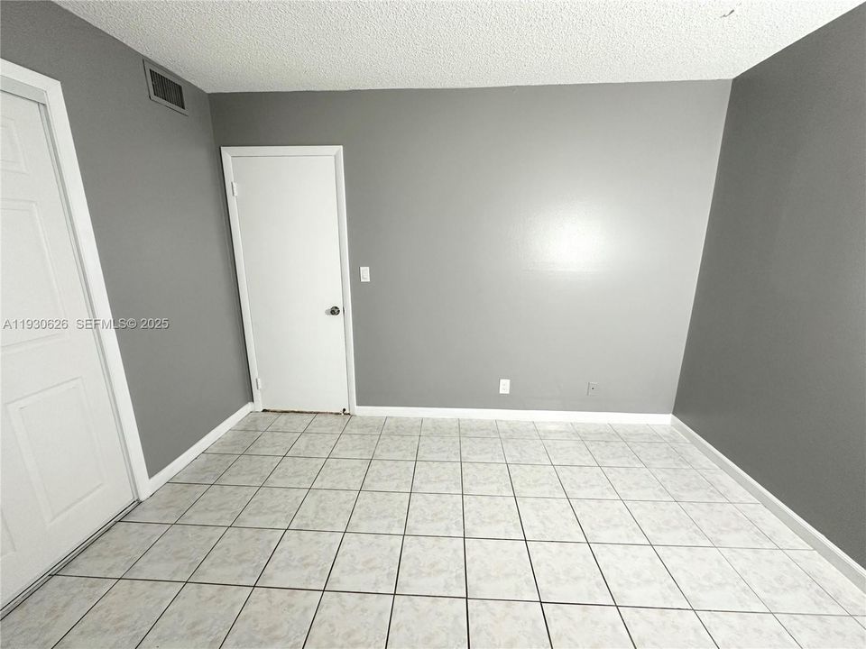 For Rent: $2,000 (2 beds, 2 baths, 918 Square Feet)