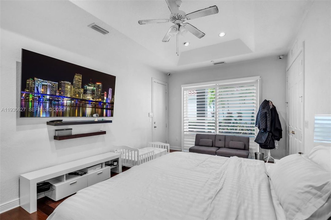 For Sale: $2,200,000 (5 beds, 4 baths, 3359 Square Feet)