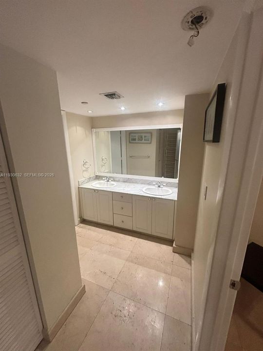 For Sale: $600,000 (1 beds, 1 baths, 800 Square Feet)