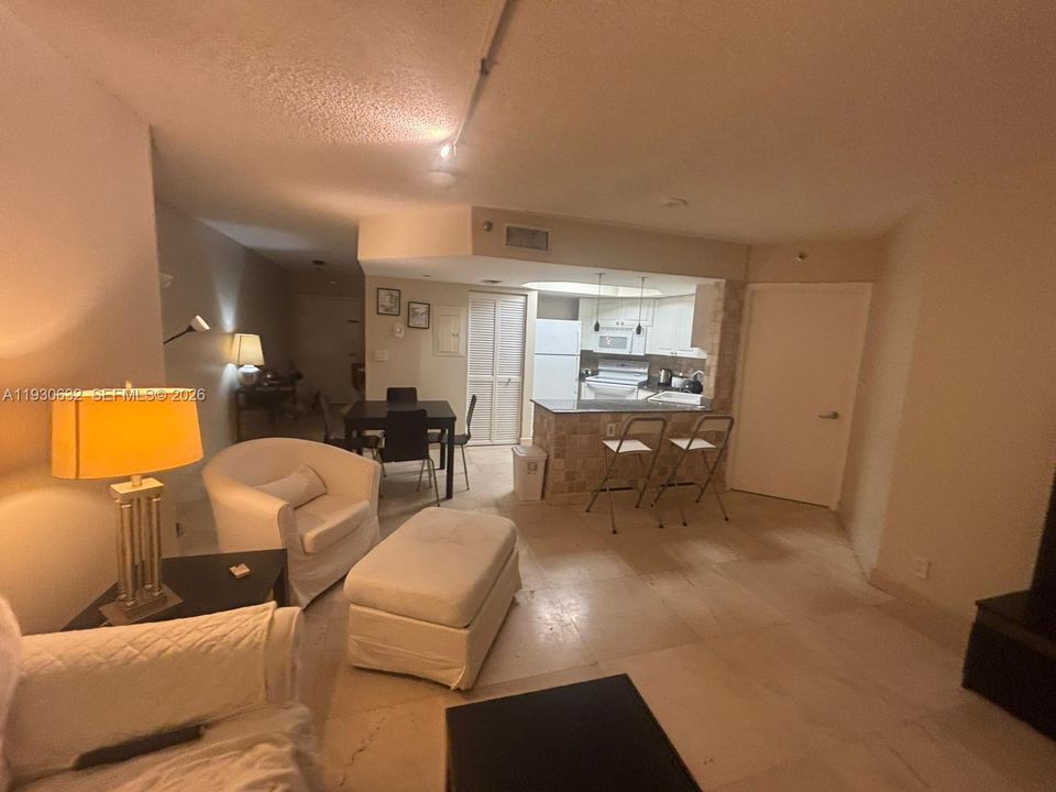 For Sale: $600,000 (1 beds, 1 baths, 800 Square Feet)
