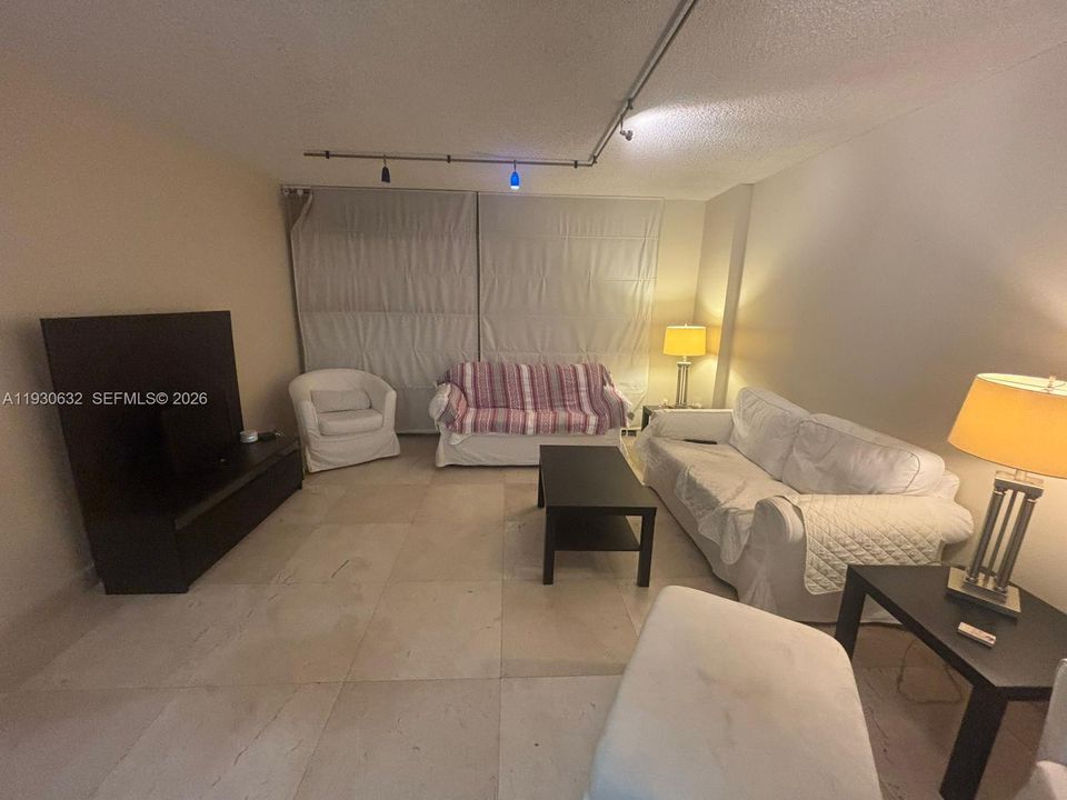 For Sale: $600,000 (1 beds, 1 baths, 800 Square Feet)