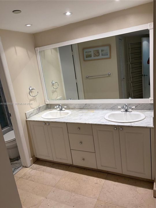 For Sale: $600,000 (1 beds, 1 baths, 800 Square Feet)