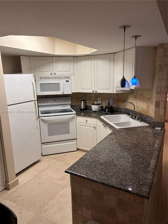 For Sale: $600,000 (1 beds, 1 baths, 800 Square Feet)