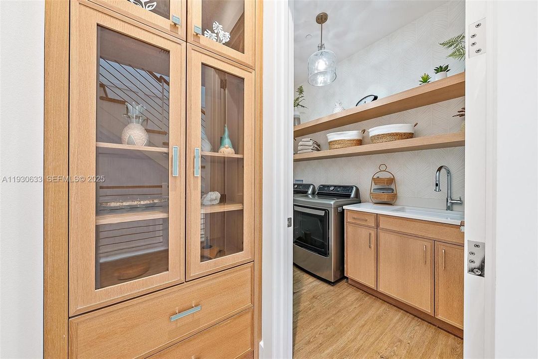 For Sale: $2,895,000 (3 beds, 4 baths, 3149 Square Feet)