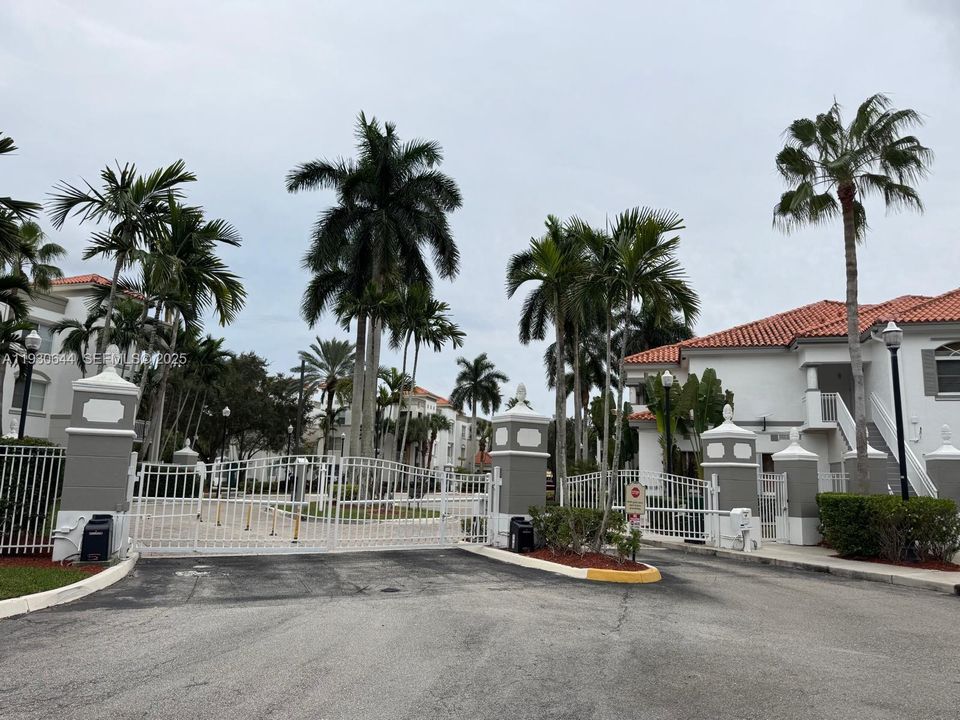 For Rent: $2,685 (2 beds, 2 baths, 1403 Square Feet)