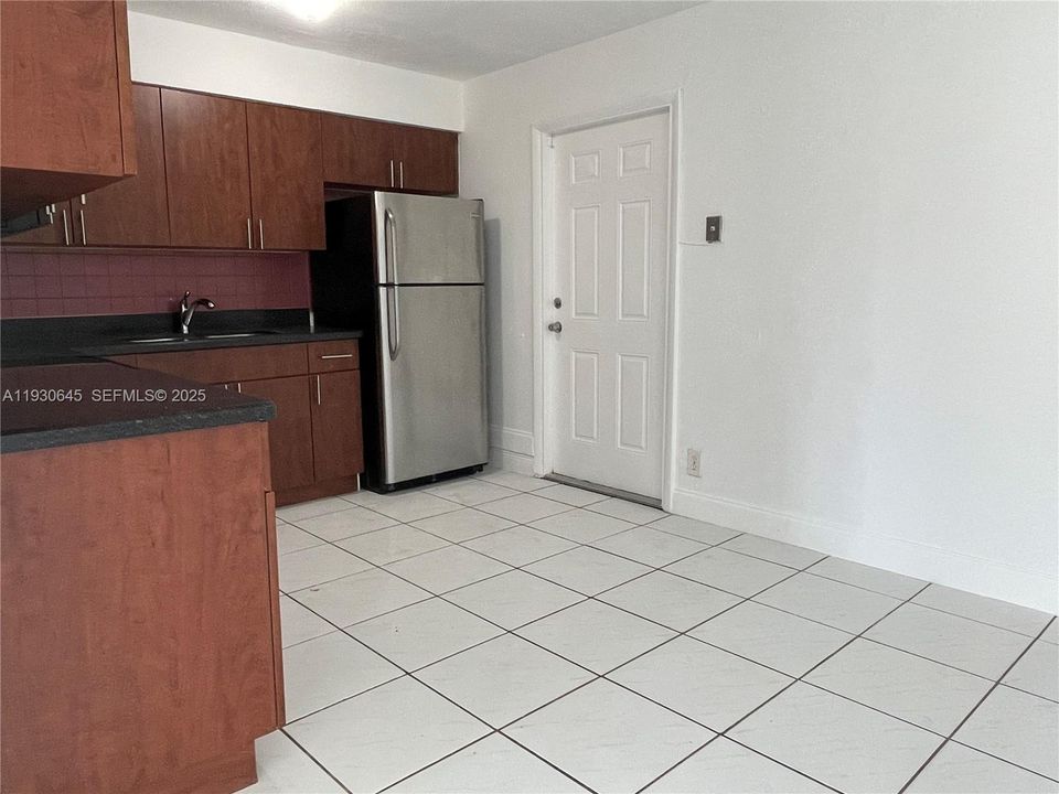 For Rent: $3,400 (5 beds, 2 baths, 1704 Square Feet)