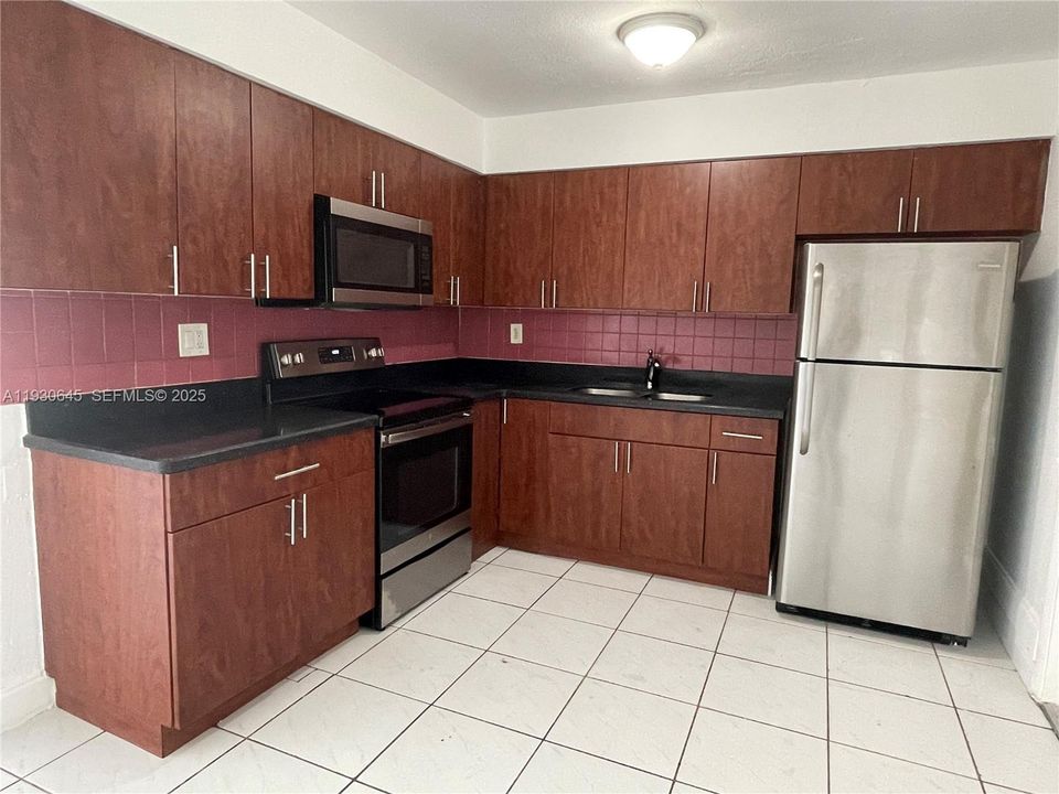 For Rent: $3,400 (5 beds, 2 baths, 1704 Square Feet)