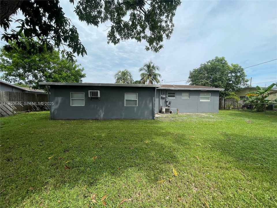 For Rent: $3,400 (5 beds, 2 baths, 1704 Square Feet)