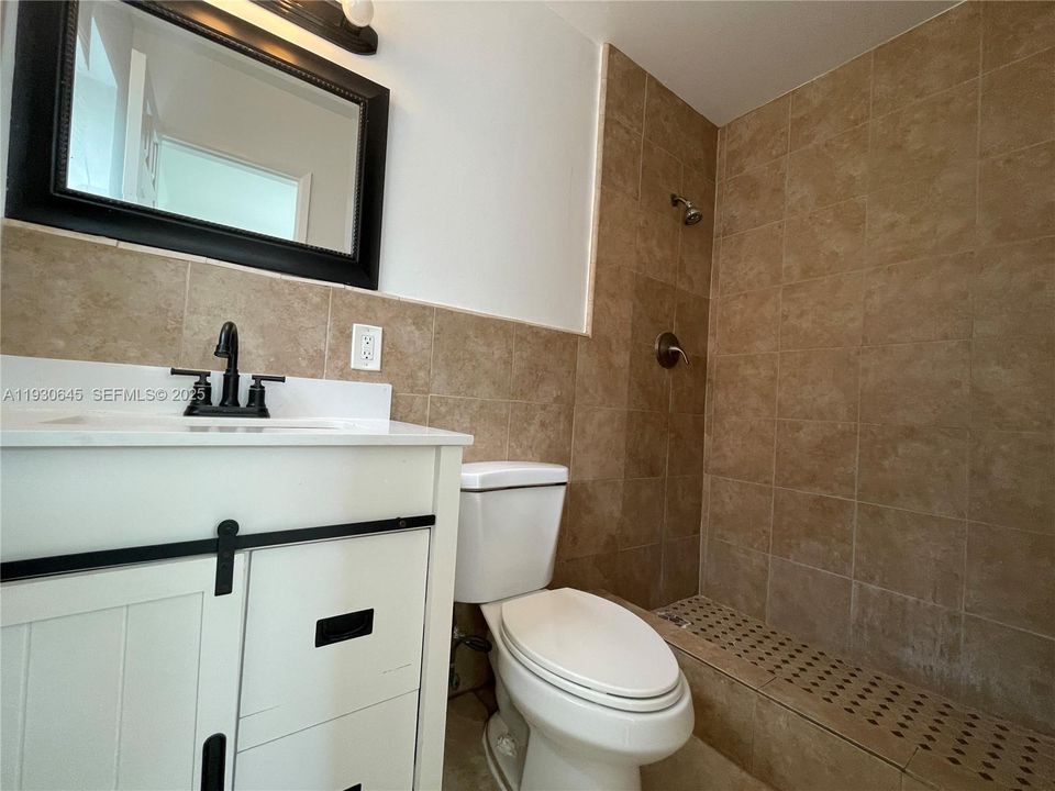 For Rent: $3,400 (5 beds, 2 baths, 1704 Square Feet)