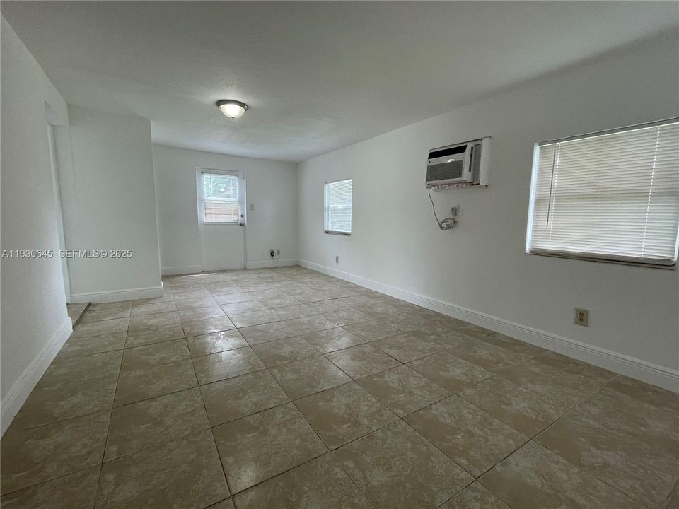 For Rent: $3,400 (5 beds, 2 baths, 1704 Square Feet)