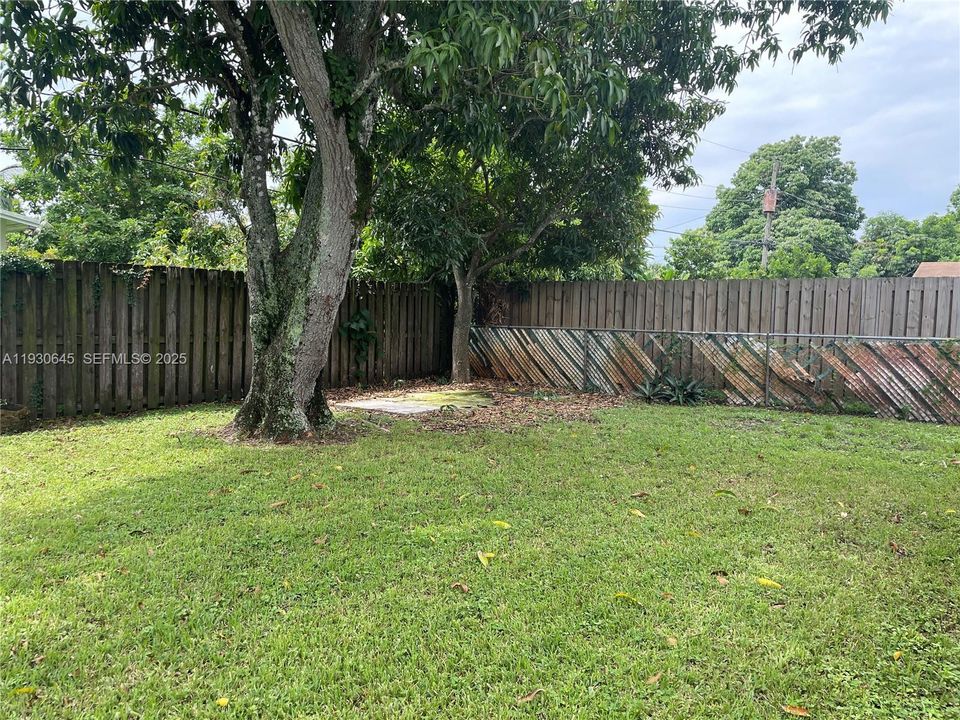 For Rent: $3,400 (5 beds, 2 baths, 1704 Square Feet)