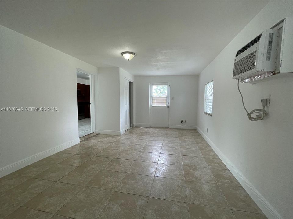 For Rent: $3,400 (5 beds, 2 baths, 1704 Square Feet)