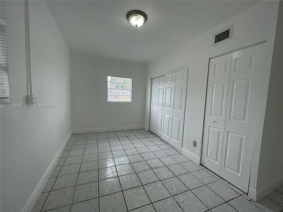 For Rent: $3,400 (5 beds, 2 baths, 1704 Square Feet)