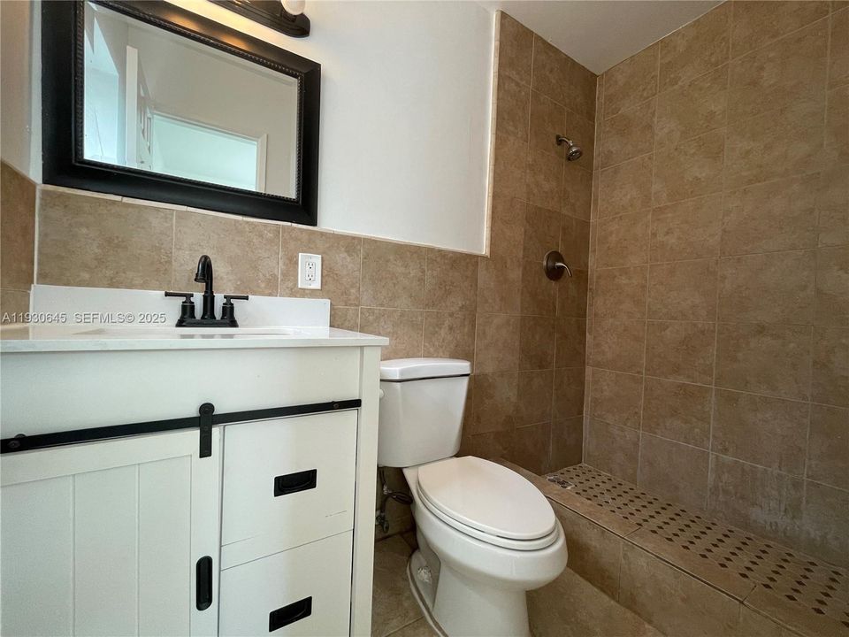 For Rent: $3,400 (5 beds, 2 baths, 1704 Square Feet)