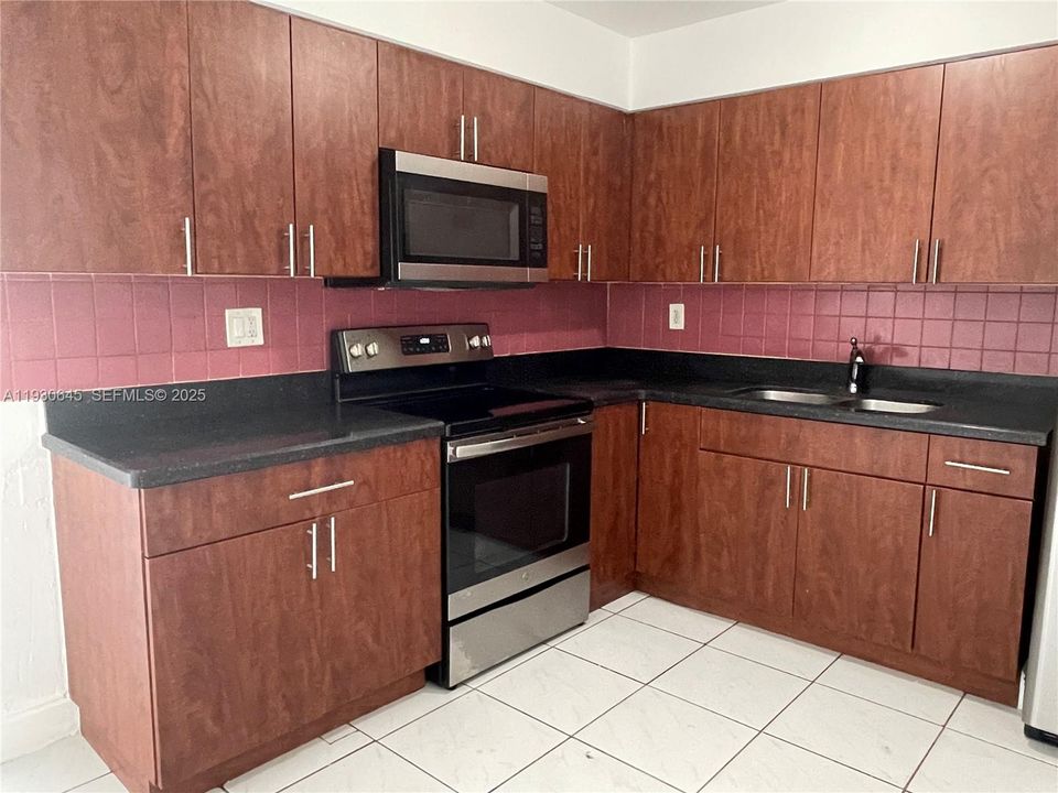 For Rent: $3,400 (5 beds, 2 baths, 1704 Square Feet)