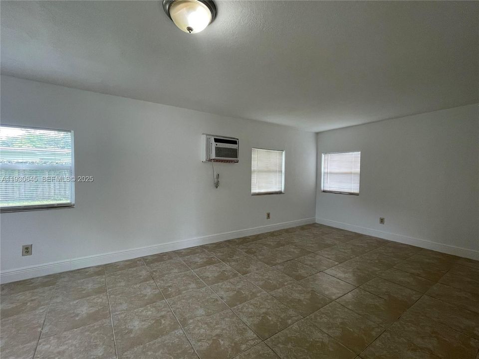 For Rent: $3,400 (5 beds, 2 baths, 1704 Square Feet)