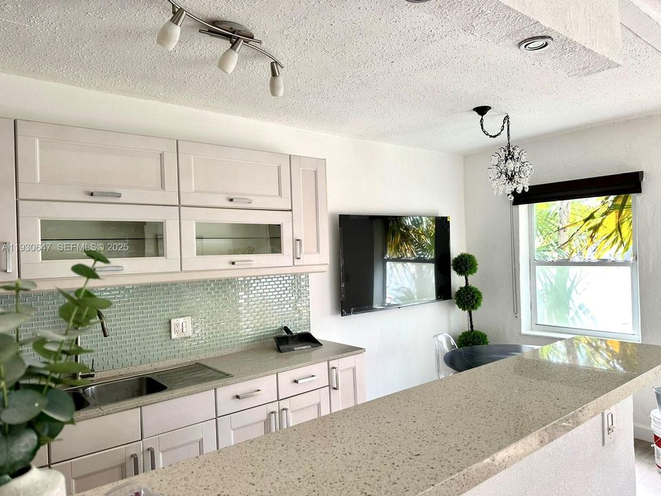 For Rent: $2,600 (1 beds, 1 baths, 640 Square Feet)