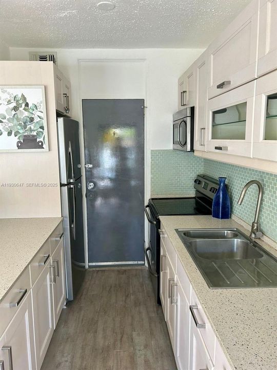 For Rent: $2,600 (1 beds, 1 baths, 640 Square Feet)