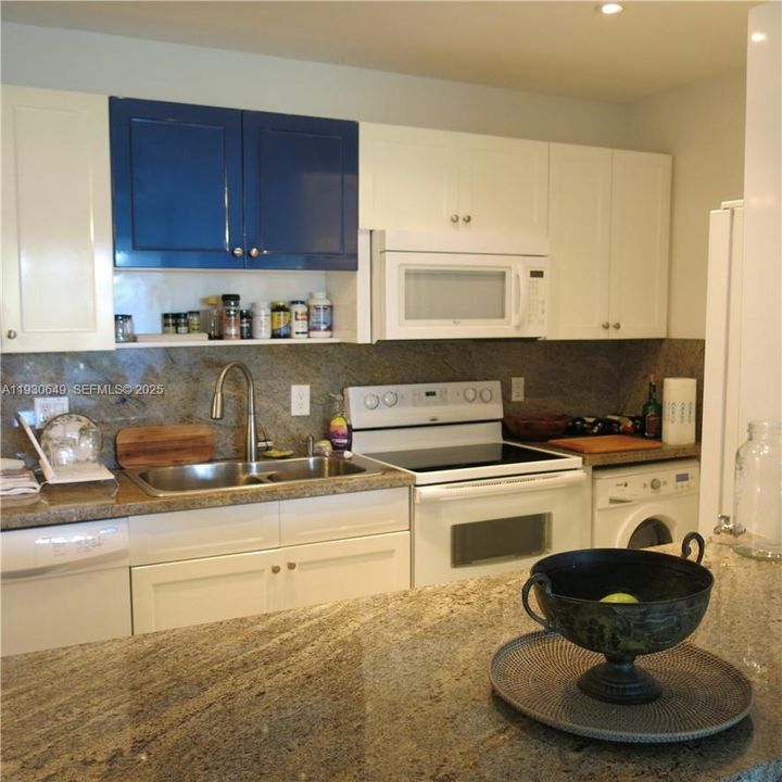 В аренду: $4,000 (1 спален, 1 ванн, 895 Квадратных фут)