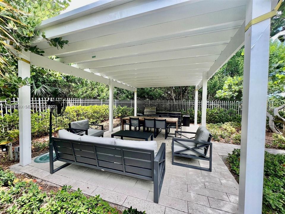 В аренду: $4,000 (1 спален, 1 ванн, 895 Квадратных фут)