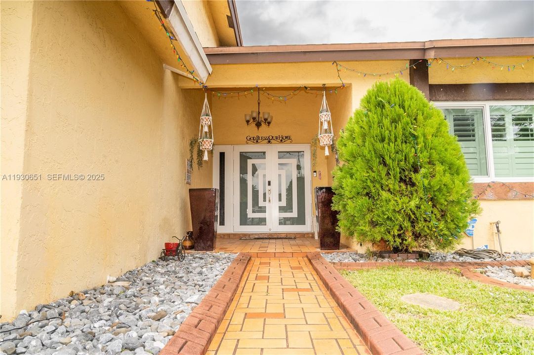 For Sale: $739,998 (4 beds, 3 baths, 2355 Square Feet)