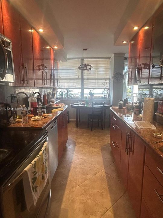 En Venta: $349,000 (2 camas, 2 baños, 1275 Pies cuadrados)