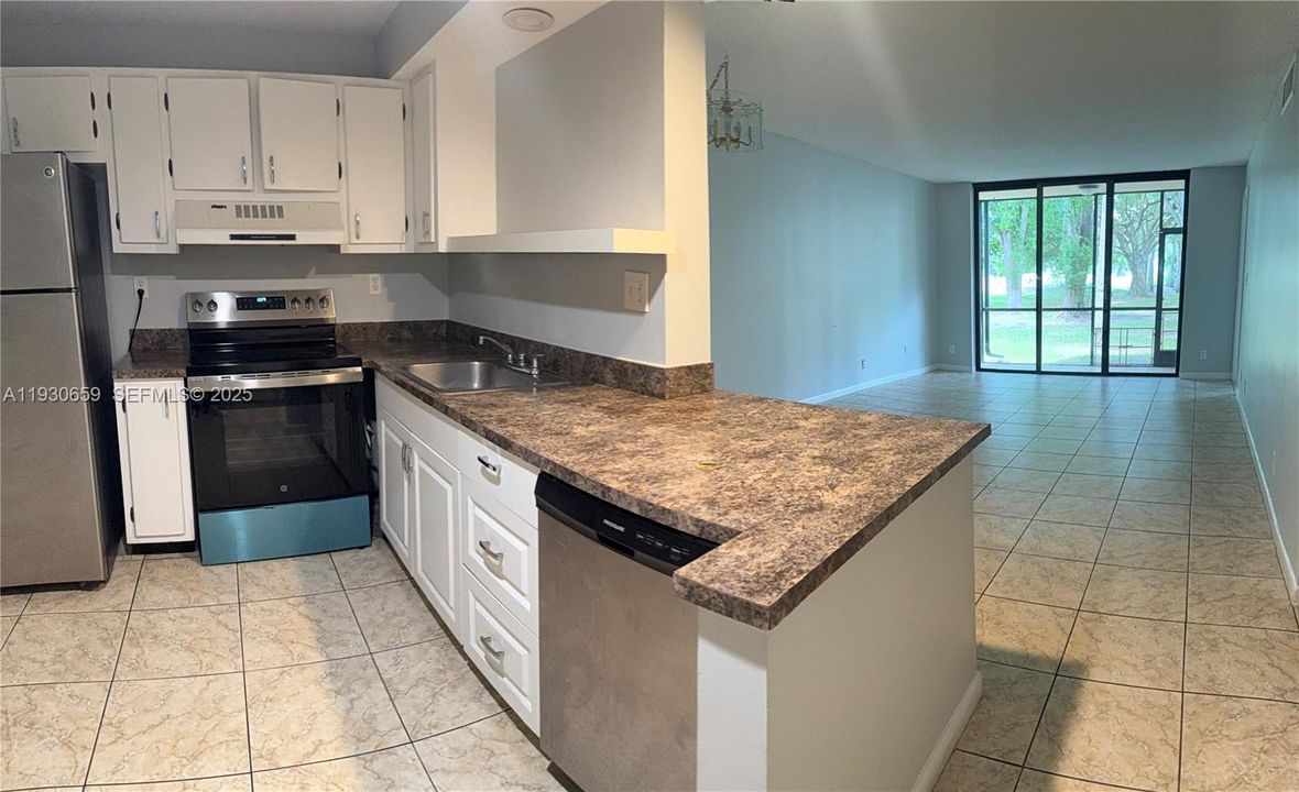 For Rent: $1,700 (2 beds, 2 baths, 865 Square Feet)