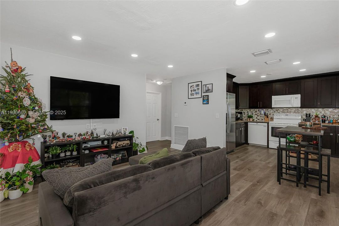 На продажу: $450,000 (3 спален, 2 ванн, 944 Квадратных фут)