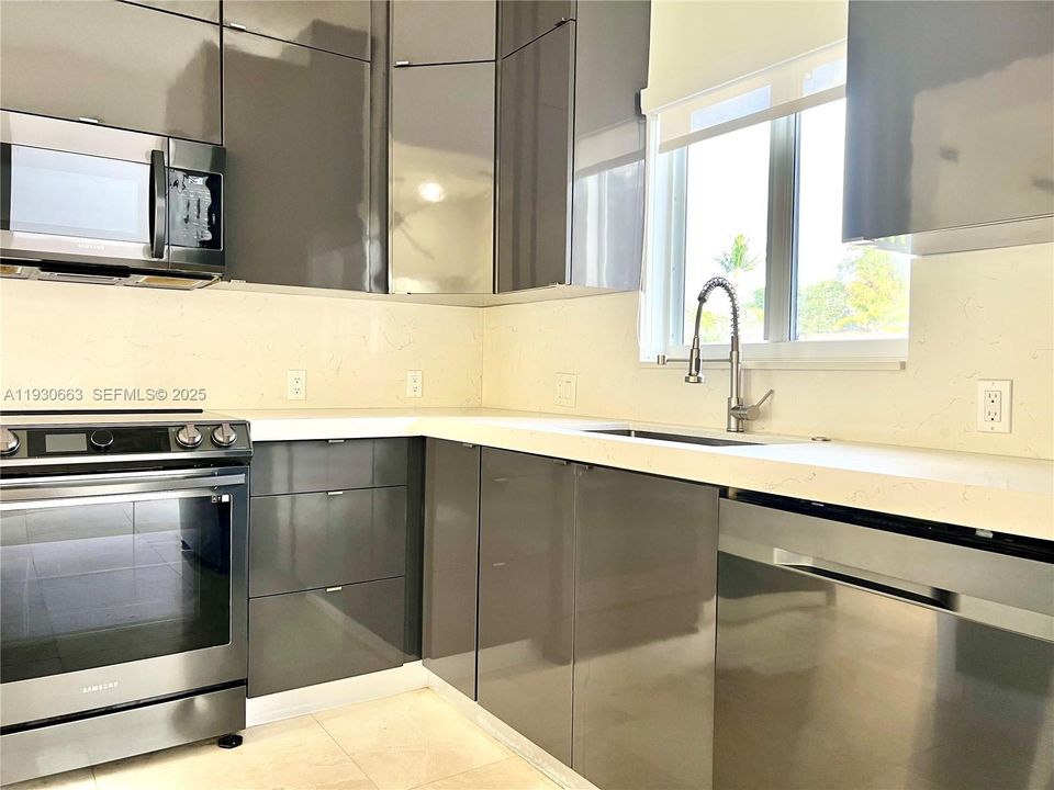 出租: $5,500 (4 贝兹, 3 浴室, 1765 平方英尺)