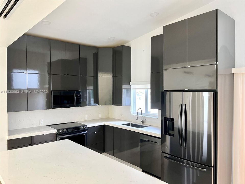 出租: $5,500 (4 贝兹, 3 浴室, 1765 平方英尺)