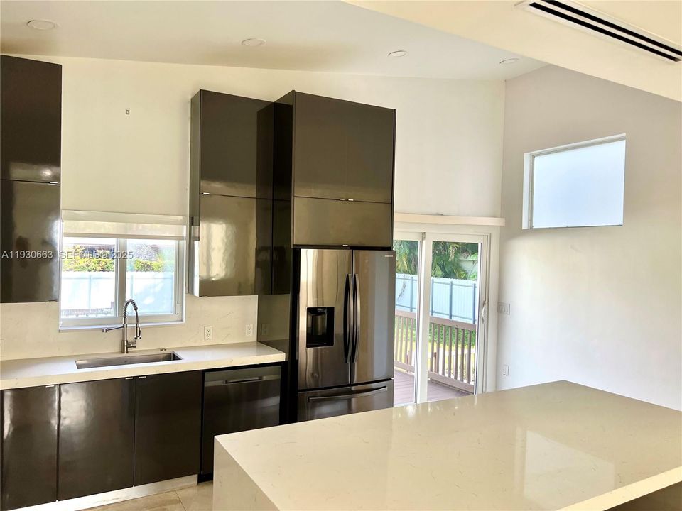 出租: $5,500 (4 贝兹, 3 浴室, 1765 平方英尺)