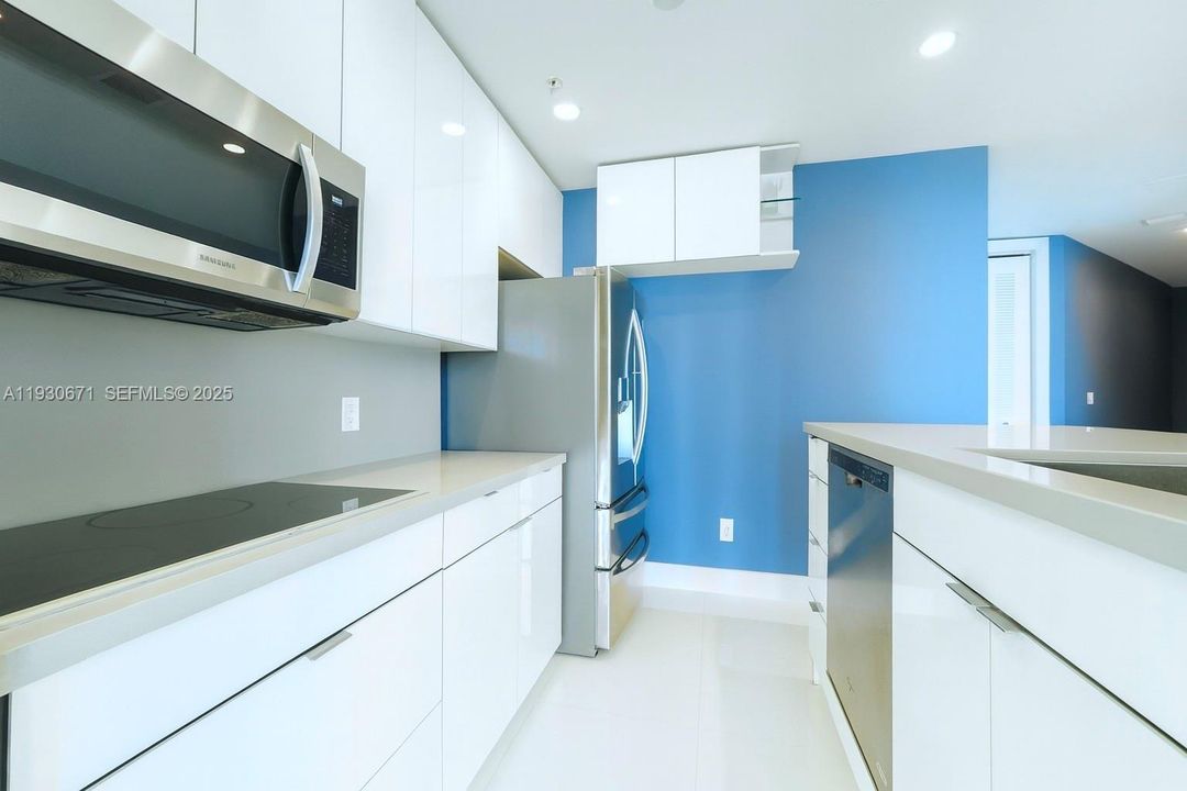 На продажу: $479,999 (2 спален, 2 ванн, 950 Квадратных фут)