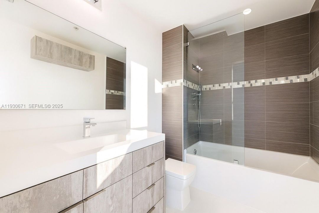 На продажу: $479,999 (2 спален, 2 ванн, 950 Квадратных фут)