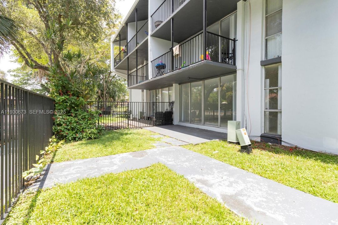 For Rent: $1,825 (1 beds, 1 baths, 900 Square Feet)